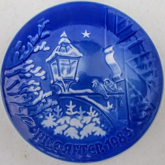 1983  Cobalt Blue Bing & Grondahl "Christmas in a Small Town"  Plate - Picture 4 of 8